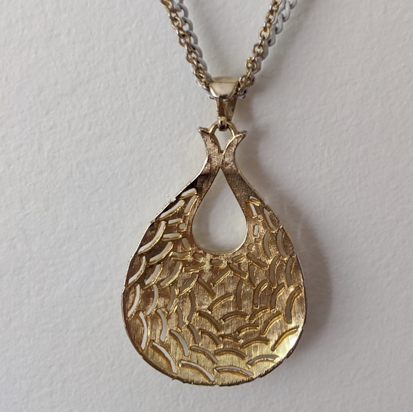 Vintage Cream and Gold Pendant Necklace - Picture 3 of 4